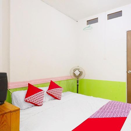 Spot On 91343 Kartika Guest House Syariahnearpantai Stres Jodoh  Zewnętrze zdjęcie